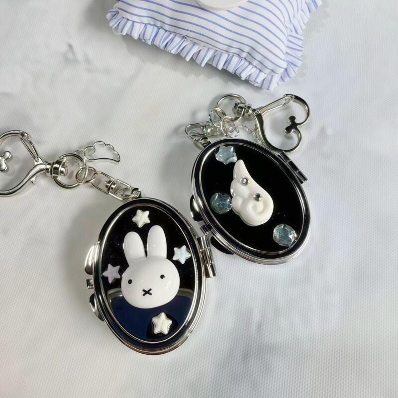 Phone Accessories Supplier - พวงกุญแจกระจกโลหะคาวาอี้มิฟฟี่ Y2K พร้อมกระจกแต่งหน้าแบบพับได้ จี้น่ารักสำหรับกระเป๋าเป้ สายคล้องโทรศัพท์มือถือ เครื่องประดับสำหรับผู้หญิง